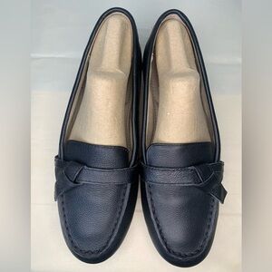 Lands’ End moccasin-style comfort loafer. Pebbled black leather, size 6.5B.